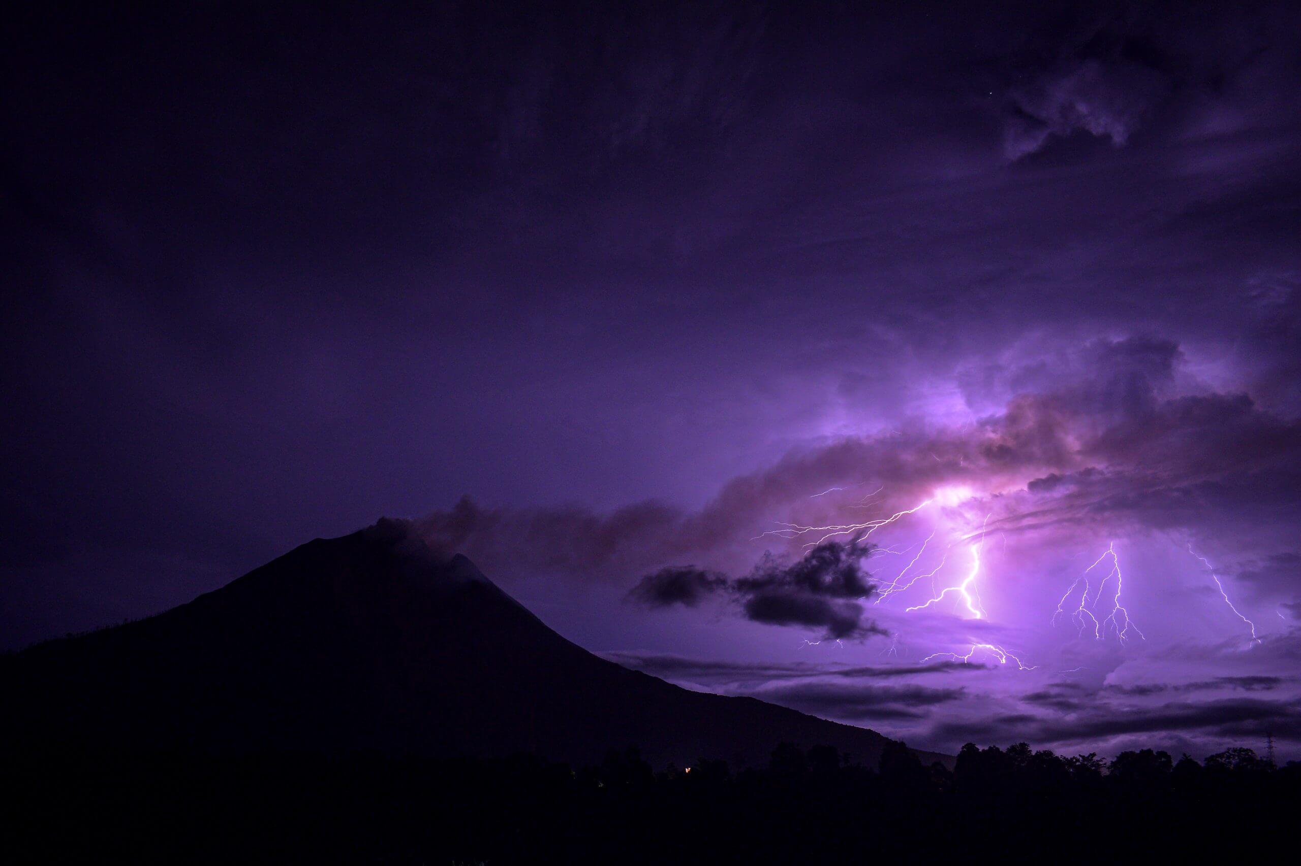 Una tempesta fotografata sullo sfondo del Monte Sinabung (Sarianto Sembiring/Xinhua/ANSA)