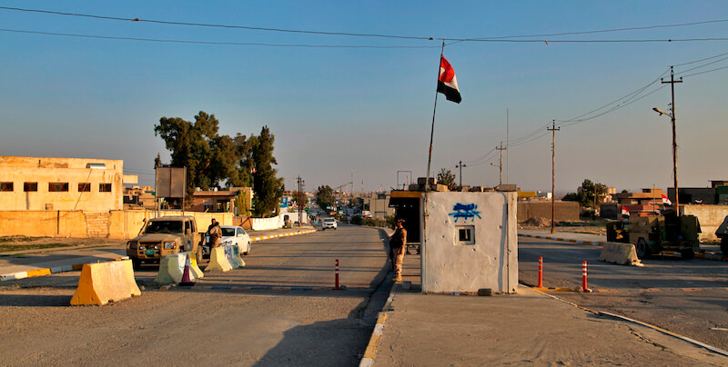 Un posto di blocco nei pressi della città irachena di Sinjar, vicina al confine tra Iraq e Siria (AP Photo/Samya Kullab)