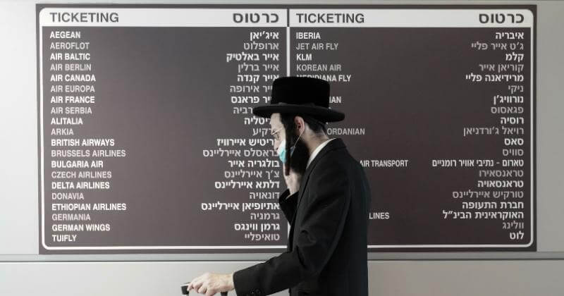 Un uomo all'aeroporto Ben Gurion di Tel Aviv, in Israele, il 23 giugno 2021 (Nir Alon/ ZUMA Wire via ANSA)