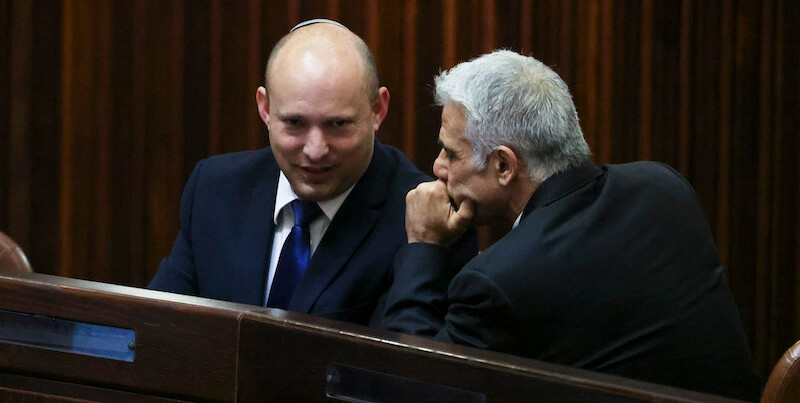 Da sinistra: Naftali Bennett, leader di Yamina, e Yair Lapid, leader di Yesh Atid. (Ronen Zvulun/Pool Photo via AP)