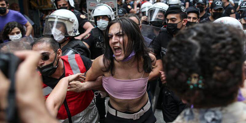 La dura repressione delle manifestazioni per il Pride a Istanbul