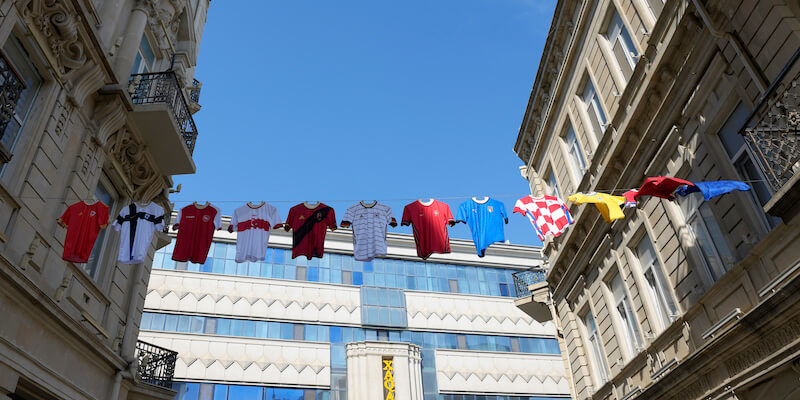 Le maglie delle nazionali di Euro 2020 esposte a Baku (AP Photo/Darko Vojinovic)