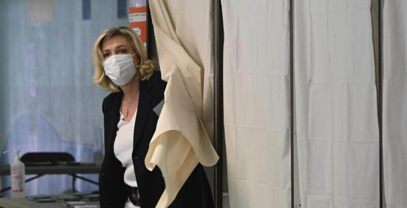 Marine Le Pen esce dalla cabina di voto a Henin-Beaumont, nella regione dell'Hauts-de-France, domenica 20 giugno (AP Photo via LaPresse)
