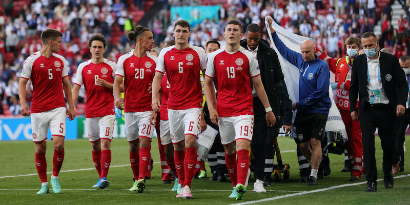 Christian Eriksen viene trasportato fuori dal campo dopo l'arresto cardiaco (Friedemann Vogel - Pool/Getty Images)