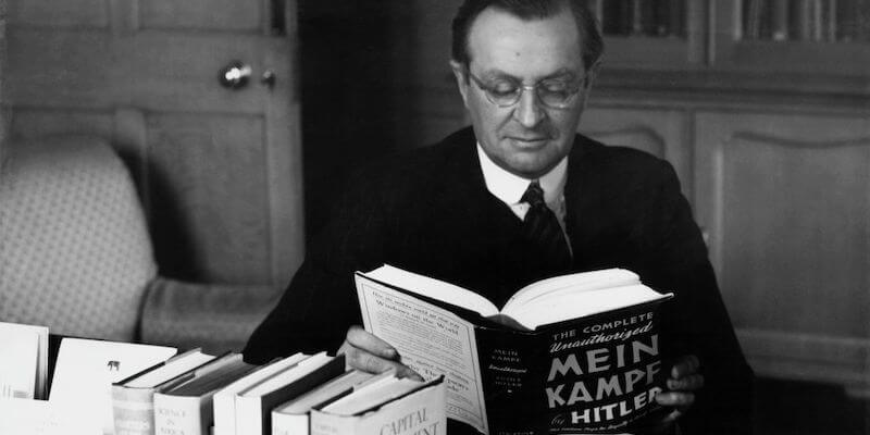 Philip Kerr, undicesimo marchese di Lothian, legge il Mein Kampf nel 1935 (Keystone/Hulton Archive/Getty Images)