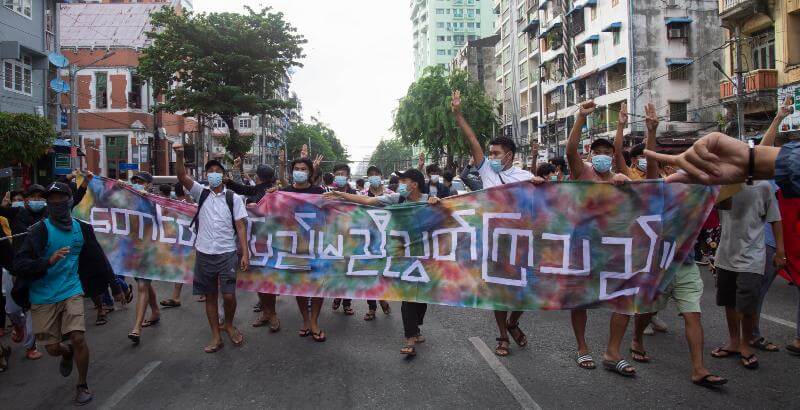 Un gruppo di manifestanti protesta contro il colpo di stato dello scorso primo febbraio. Yangon, Myanmar, 3 giugno 2021. (AP Photo)