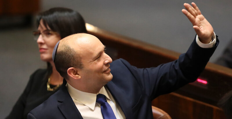 Naftali Bennett alla Knesset poco prima del voto di fiducia (AP Photo/Ariel Schali)