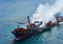 Come va con la nave bruciata e affondata in Sri Lanka