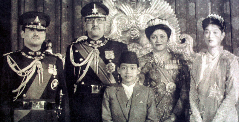 La famiglia reale del Nepal nel 1990 circa. Da sinistra a destra: il principe ereditario Dipendra, il re Birendra, il principe Nirajan, la regina Aishworya e la principessa Shruti. (The Jana Aastha Newspaper via Getty Images)