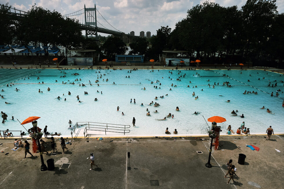 In una piscina del Queens, per sfuggire al caldo, ieri
(Spencer Platt/Getty Images)