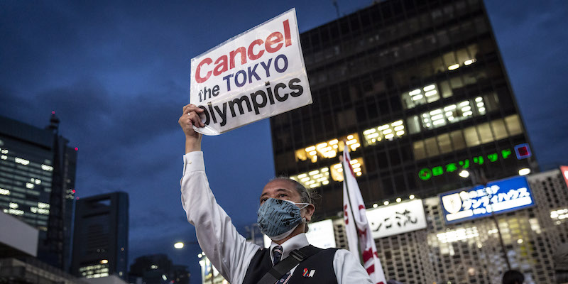 Un manifestante durante una protesta per chiedere la cancellazione delle Olimpiadi, lo scorso 17 maggio a Tokyo (Yuichi Yamazaki/Getty Images)