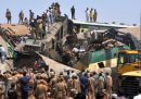 Almeno 40 persone sono morte e altre decine sono state ferite in uno scontro tra due treni nel sud del Pakistan