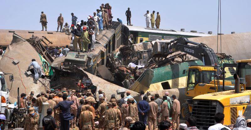 Almeno 40 persone sono morte e altre decine sono state ferite in uno scontro tra due treni nel sud del Pakistan