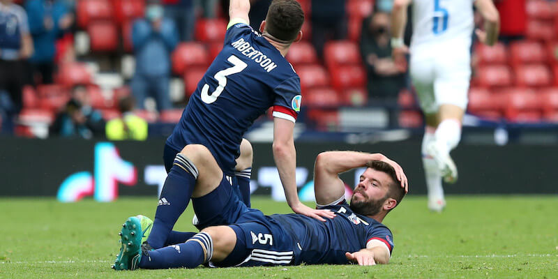 Grant Hanley a terra dopo uno scontro di gioco in Scozia-Repubblica Ceca (Robert Perry - Pool/Getty Images)