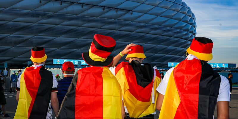 Tifosi tedeschi verso l'Allianz Arena di Monaco, dove stasera si gioca Germania-Portogallo (Leonhard Simon/Getty Images)
