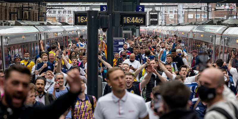 L'arrivo dei tifosi scozzesi alla stazione di King's Cross a Londra per Inghilterra-Scozia (Rob Pinney/Getty Images)