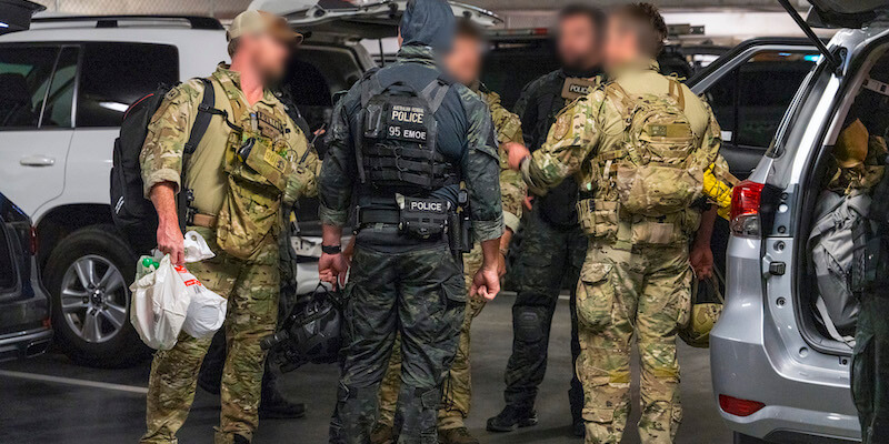 Agenti della polizia australiana durante una fase dell'operazione, lo scorso 3 giugni (Polizia Federale Australiana)