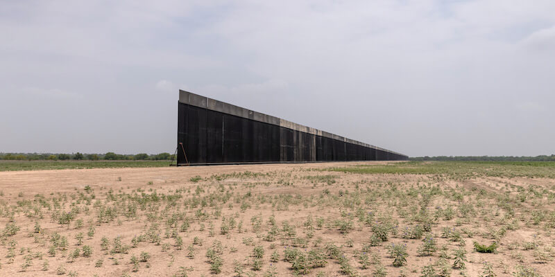 Una parte non terminata del muro voluto da Donald Trump, in Texas (John Moore/Getty Images)
