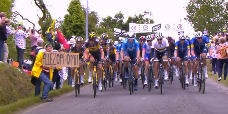 La spettatrice che a giugno aveva provocato la caduta di decine di corridori al Tour de France dovrà pagare una multa di 1.200 euro