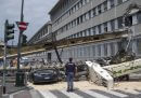 A Milano una grossa trivella è crollata colpendo il palazzo dell'istituto di ricerca sui tumori IFOM: non ci sono feriti