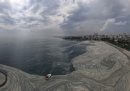 Il mare di Istanbul si è riempito di schiuma grigia