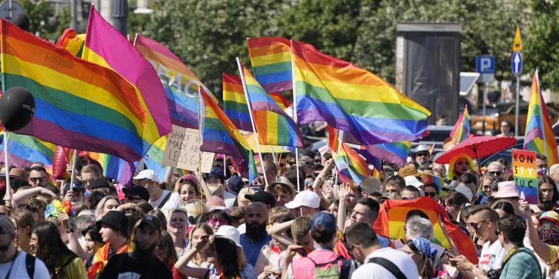 Una manifestazione in occasione del Pride a Varsavia, in Polonia, il 19 giugno (AP Photo/ Czarek Sokolowski via LaPresse)