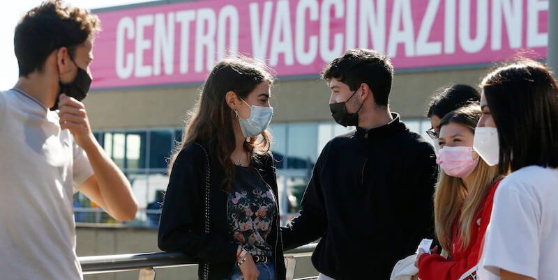 Alcuni studenti che devono svolgere l’esame di maturità, in attesa di essere vaccinati, a Roma (Cecilia Fabiano/ LaPresse)
