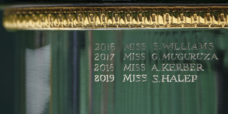 I nomi delle vincitrici di Wimbledon incise sulla coppa (AELTC/Thomas Lovelock)