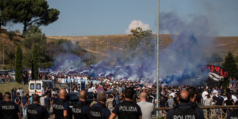 Il funerale di Fabrizio Piscitelli, capo ultras della Lazio ucciso da un colpo di pistola, nel 2019. (Carlo Lannutti/LaPresse)