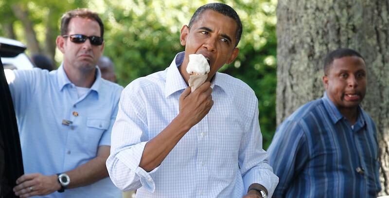 L'allora presidente degli Stati Uniti, Barack Obama, con un cono gelato, nel 2010 (AP Photo/Charles Dharapak)