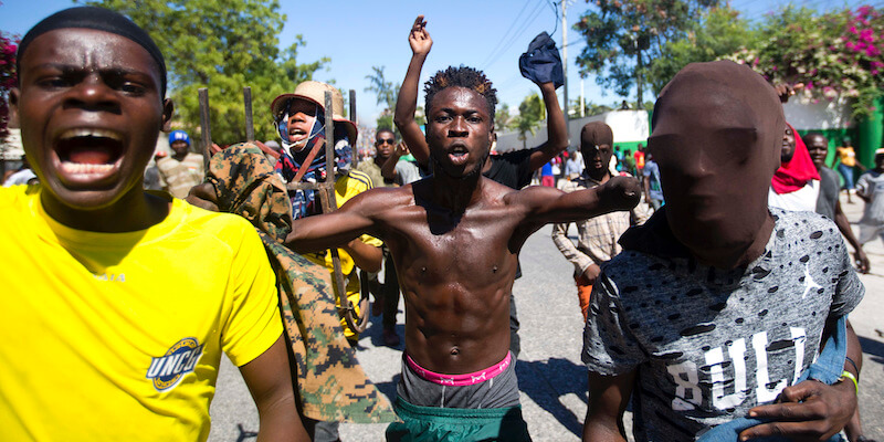 Una manifestazione di protesta contro Moïse a Port-au-Prince, Haiti, febbraio del 2019 (AP Photo/Dieu Nalio Chery)