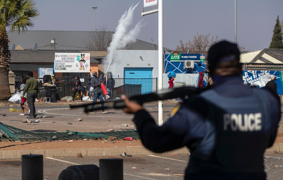 Alcuni manifestanti cercano di saccheggiare un centro commerciale alla periferia di Johannesburg, Sudafrica, 12 luglio 2021 (AP Photo/Themba Hadebe)