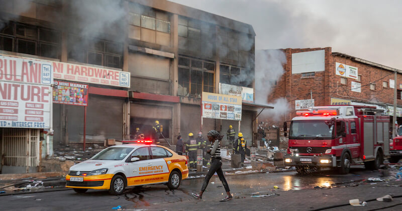 Negozi saccheggiati a Johannesburg. (AP Photo/Yeshiel Panchia)
