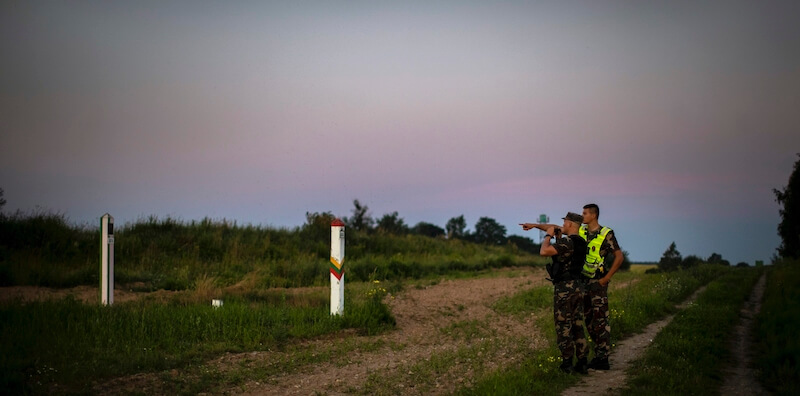 Due membri della guardia di frontiera lituana pattugliano il confine con la Bielorussia nei pressi del paese lituano di Purvenai, 10 luglio 2021 (AP Photo/Mindaugas Kulbis, File)



