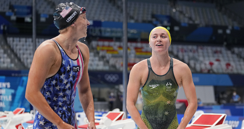 L'australiana Ariarne Titmus e la statunitense Katie Ledecky dopo la finale dei 400 metri stile libero. (AP Photo/Martin Meissner)