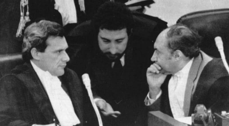 Pietro Grasso, a sinistra, e Alfonso Giordano, a destra, si consultano con il cancelliere di tribunale durante il maxiprocesso a Palermo, nel 1986. (ANSA Oldpix)