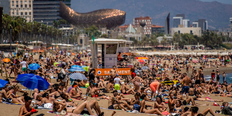 La spiaggia di Barcellona, 9 luglio 2021 (AP Photo/Joan Mateu)