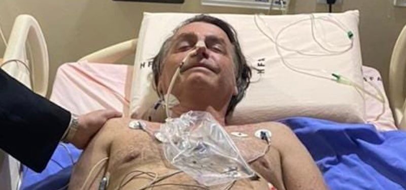 Il presidente del Brasile, Jair Bolsonaro, su un letto di ospedale in una foto pubblicata su Twitter dallo stesso Bolsonaro mercoledì 14 luglio (Twitter)