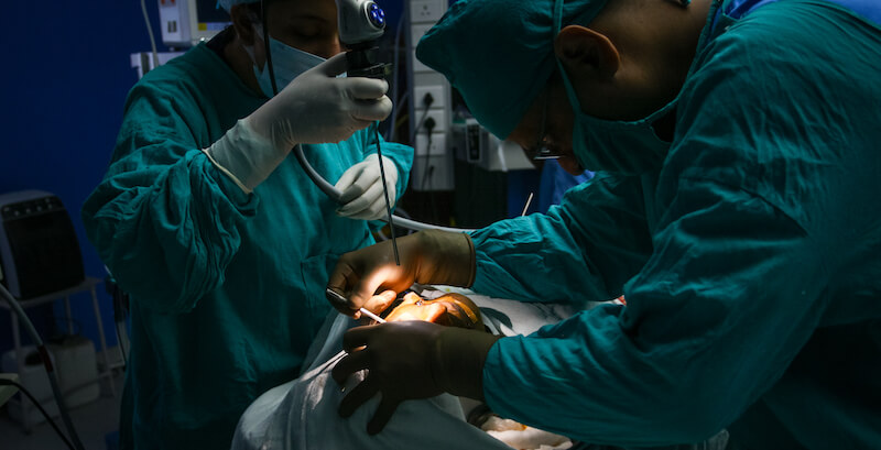 Un intervento chirurgico per rimuovere i tessuti danneggiati dalla malattia da fungo nero da un paziente malato di COVID-19 - Allahabad, India (Ritesh Shukla/Getty Images)