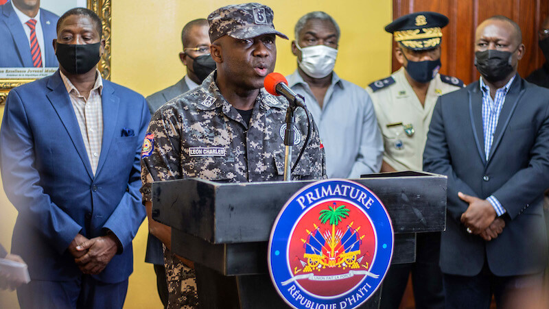 Il capo della polizia, Leon Charles, durante la conferenza stampa organizzata domenica 11 luglio a Port-au-Prince, Haiti (Richard Pierrin/Getty Images)