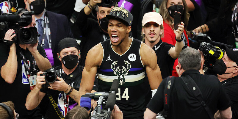 Giannis Antetokounmpo festeggia dopo la vittoria del titolo NBA (Jonathan Daniel/Getty Images)