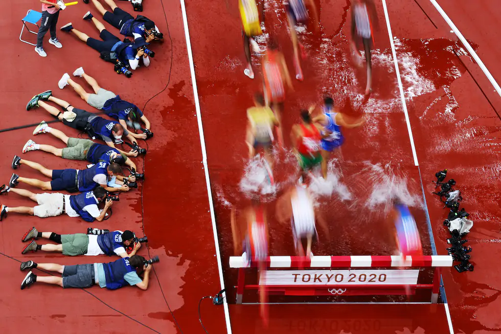 Fotografi durante una gara di qualificazione dei 3.000 metri siepi maschile, alle Olimpiadi di Tokyo (Richard Heathcote/Getty Images)