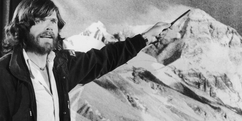 L'alpinista altoatesino Reinhold Messner indica la cima dell'Everest dopo esserci stato da solo, senza bombole di ossigeno supplementare, nel 1980. (Keystone/Hulton Archive/Getty Images)