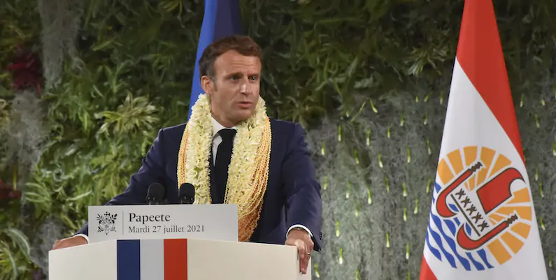 Emmanuel Macron a Tahiti, 27 luglio 2021 (AP Photo/Esther Cuneo)