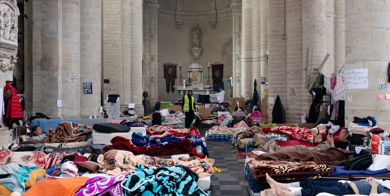 Gli scioperanti nella chiesa di San Giovanni Battista a Bruxelles (Jean-Christophe Guillaume/Getty Images)