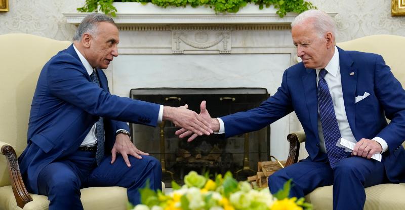 Il primo ministro dell'Iraq, Mustafa al-Kadhimi, incontra il presidente degli Stati Uniti, Joe Biden, alla Casa Bianca. Washington, 26 luglio 2021. (AP Photo/ Susan Walsh)