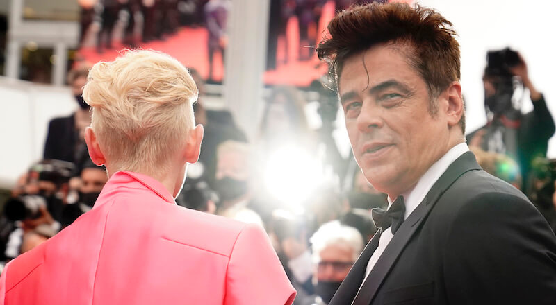 Tilda Swinton e Benicio Del Toro alla prima di The French Dispatch al festival di Cannes, 12 luglio
(AP Photo/Brynn Anderson)