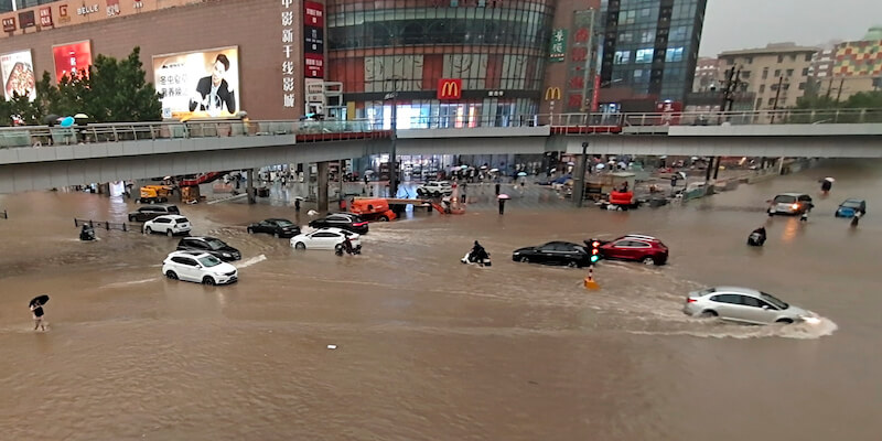 Una strada allagata di Zhengzhou (Chinatopix Via AP)