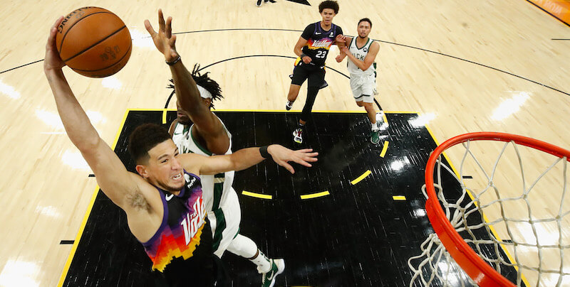 Devin Booker dei Suns al tiro in gara-2 (Christian Petersen/Getty Images)
