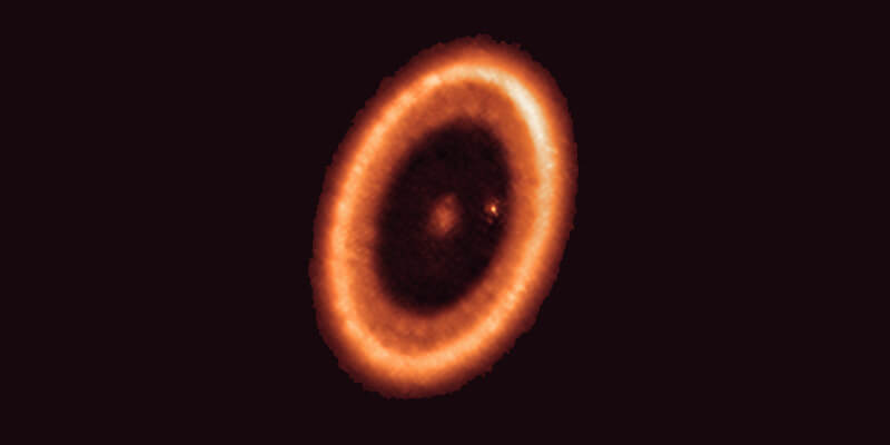 Il disco circumstellare di PDS 70 e, a destra, l'esopianeta PDS 70c (ALMA - ESO/NAOJ/NRAO/Benisty et al.)